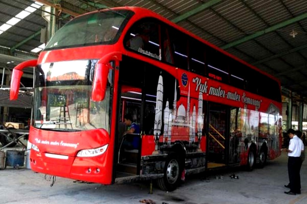 Bus Pariwisata Kota Semarang di Pantai Cahaya