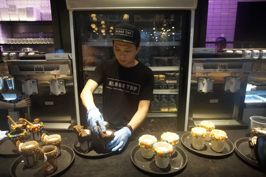Kemeriahan Pesta Pembukaan Restoran Black Tap Milik