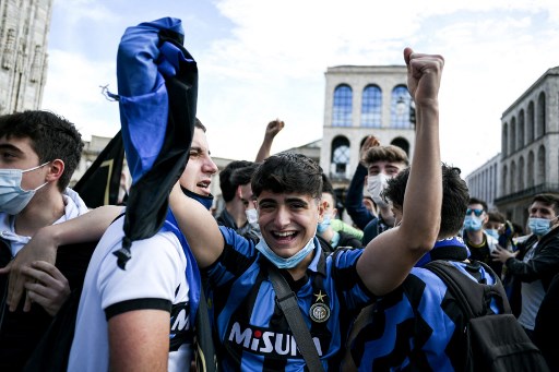 Potret Fans Inter Milan Rayakan <i>Scudetto</i> Liga Italia 2020-2021