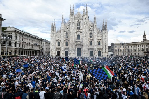 Potret Fans Inter Milan Rayakan <i>Scudetto</i> Liga Italia 2020-2021