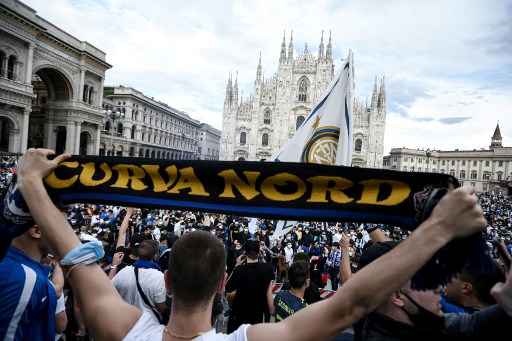 Potret Fans Inter Milan Rayakan <i>Scudetto</i> Liga Italia 2020-2021