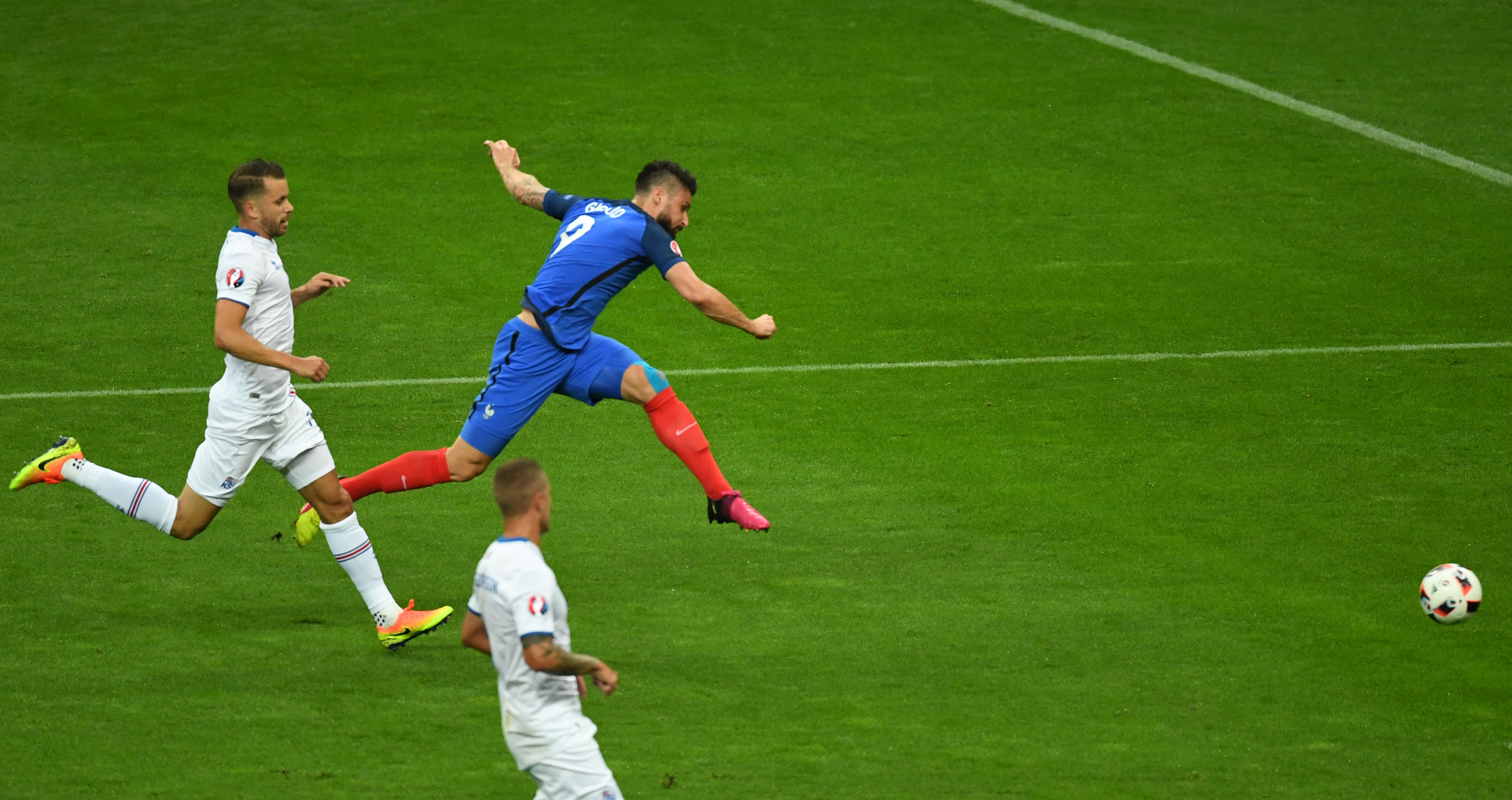 Babak I: Prancis Bantai Islandia