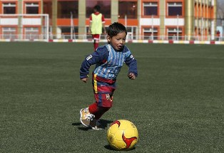 Keberuntungan Bocah Afghanistan, Dapat Jersey Asli Messi 