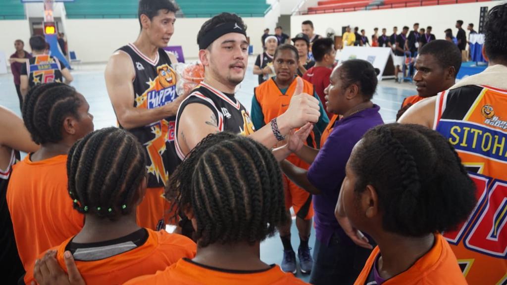 Pemanasan Jelang PON, Sejumlah Selebriti Meriahkan Pertandingan Basket di Papua