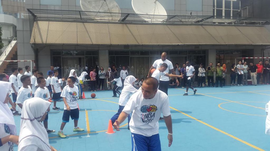 Bintang NBA Ajari 50 Anak Panti Asuhan Teknik Bermain Basket