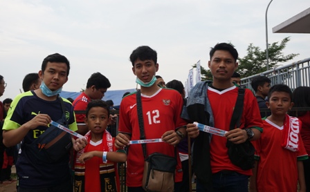 Suporter Tanah Air Menyemut Tertib di Stadion Wibawa Mukti