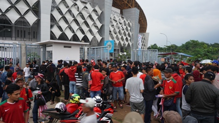 Suporter Tanah Air Menyemut Tertib di Stadion Wibawa Mukti