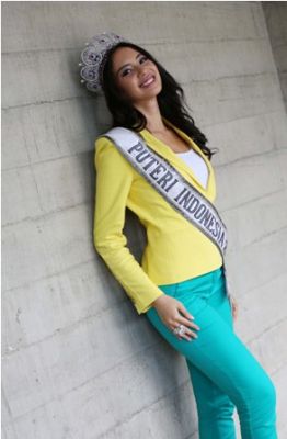 Elvira Devinamira, dari Soal Miss Universe hingga Geng Ceweknya