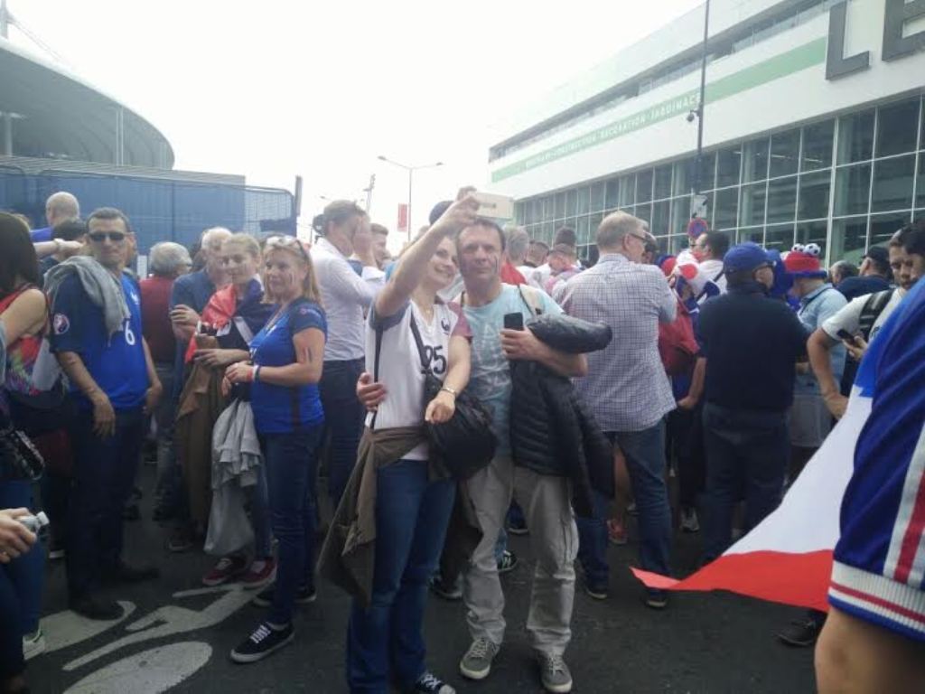Foto-Foto Kehebohan Kostum Fan Prancis dan Rumania Jelang Laga