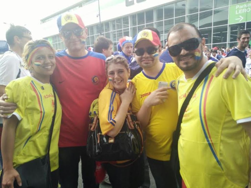 Foto-Foto Kehebohan Kostum Fan Prancis dan Rumania Jelang Laga
