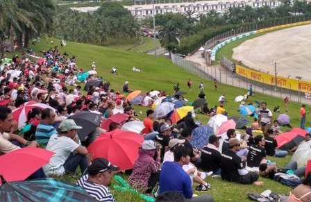 Merasakan Sensasi Nonton F1 dari Bukit