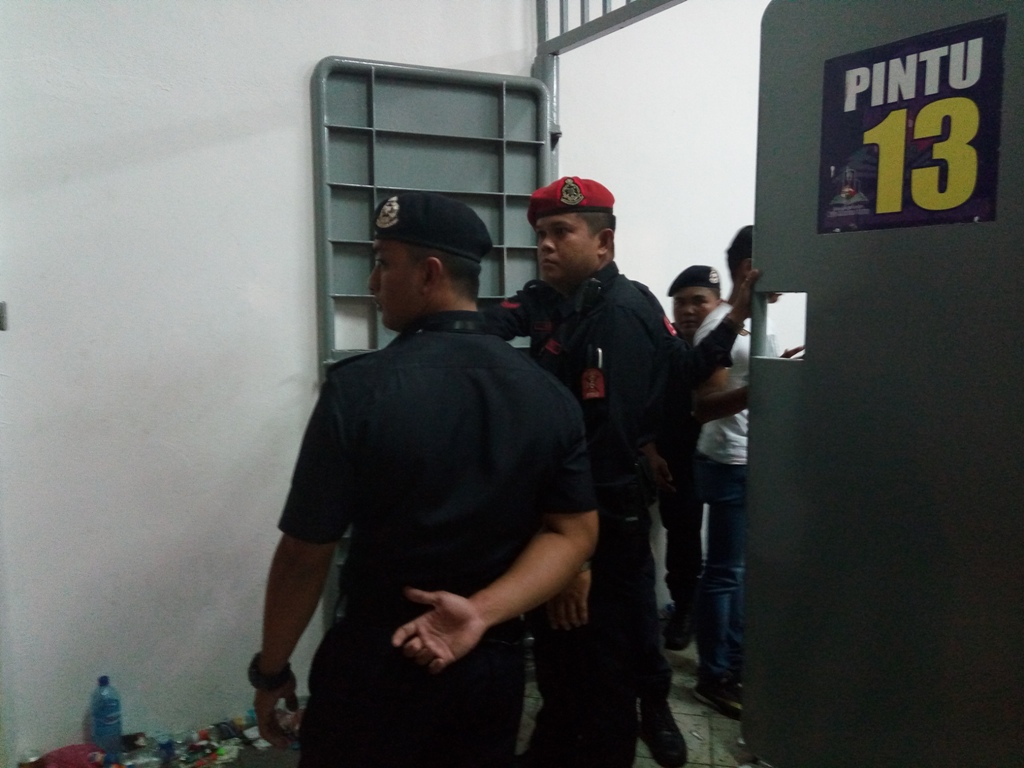 Dipersulit Masuk Stadion, Suporter Indonesia Bersitegang dengan Petugas Keamanan Malaysia