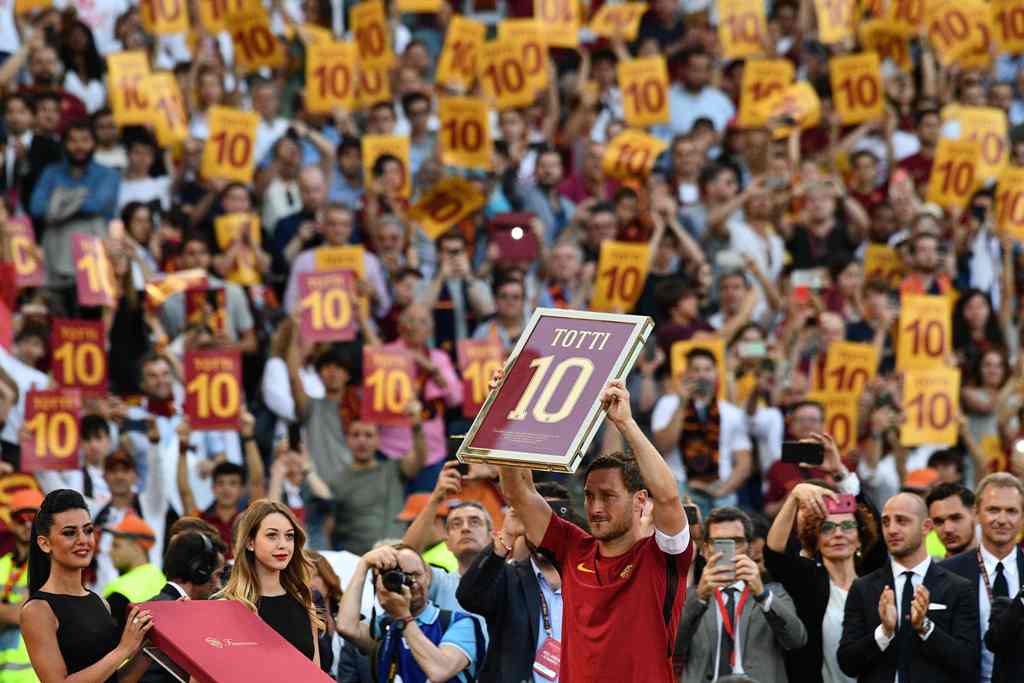 Potret dan Tangis Haru Fan pada Laga Perpisahan Totti
