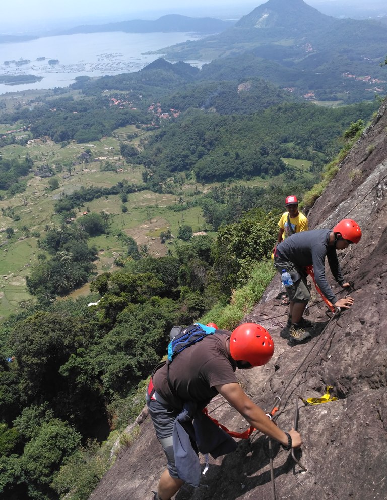 Adu Nyali di Via Ferrata Tebing Gunung Parang