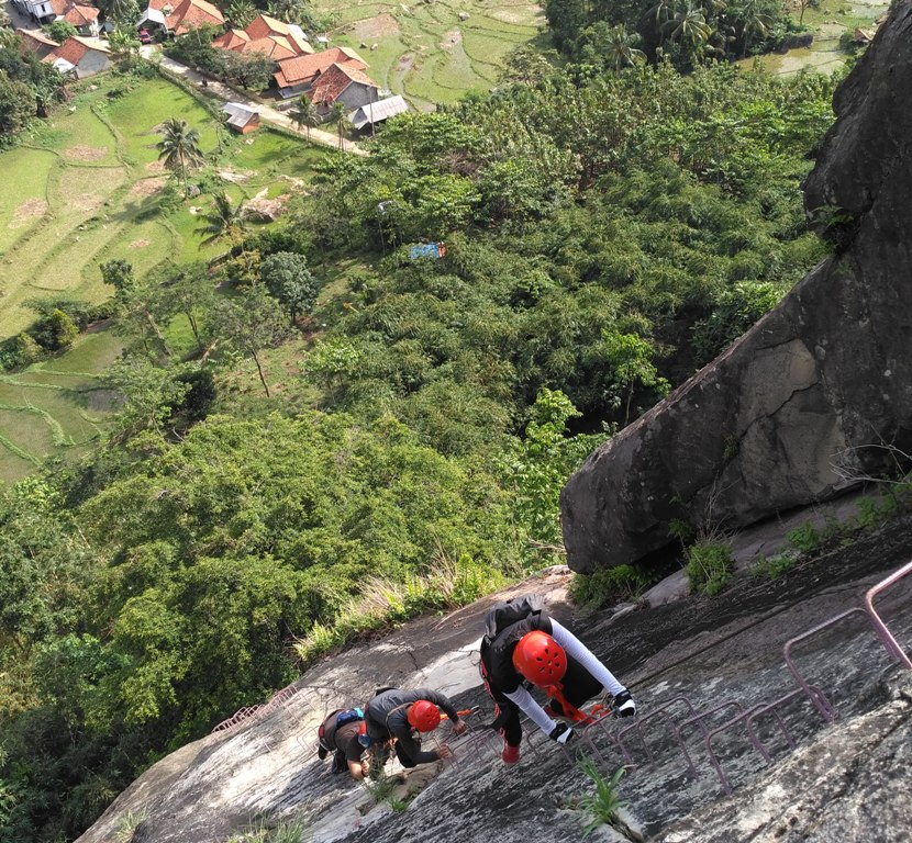 Adu Nyali di Via Ferrata Tebing Gunung Parang