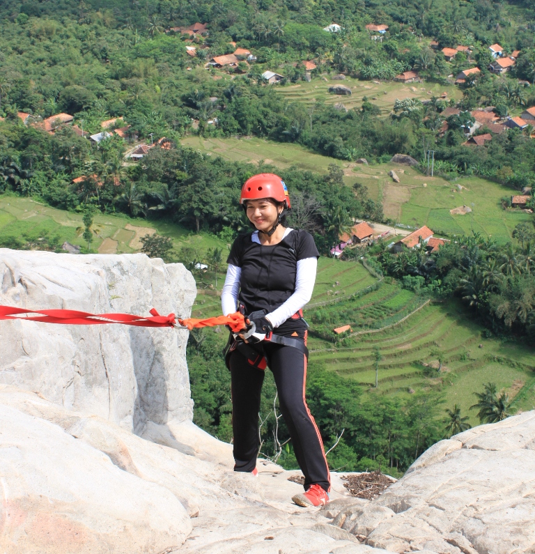 Adu Nyali di Via Ferrata Tebing Gunung Parang