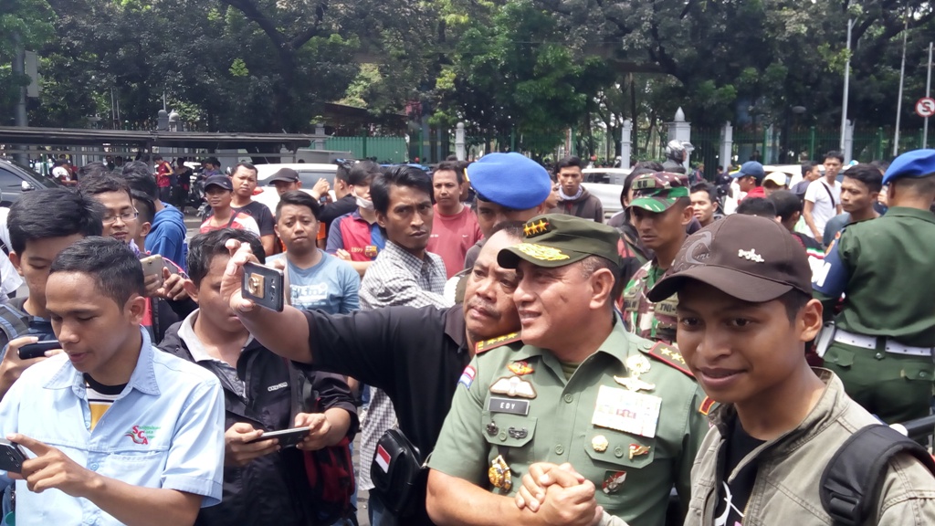 Tiket <i>Offline</i> Ludes, Ketum PSSI Beri Penjelasan kepada Suporter