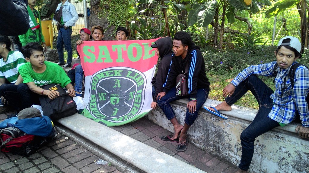 Lolos dari Stadion Tugu, Puluhan Bonek <i>Selfie</i> di Ancol
