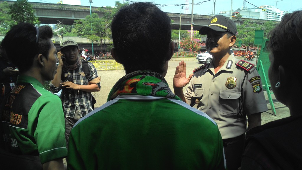 Lolos dari Stadion Tugu, Puluhan Bonek <i>Selfie</i> di Ancol