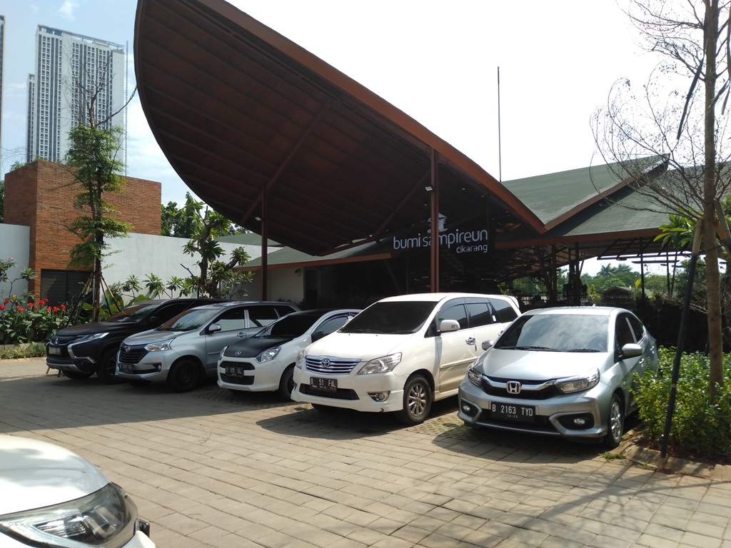 Menyantap Menu Nusantara dengan Suasana Pedesaan di Cikarang