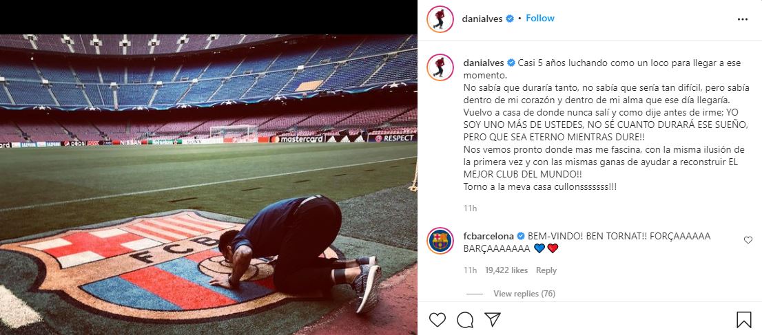 Resmi Pulang, Dani Alves Bersujud dan Cium Logo Barcelona di Camp Nou