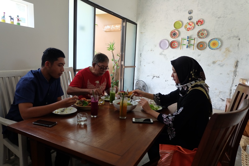 Menyantap Kuliner Sehat yang Menggugah Selera di Little Garden