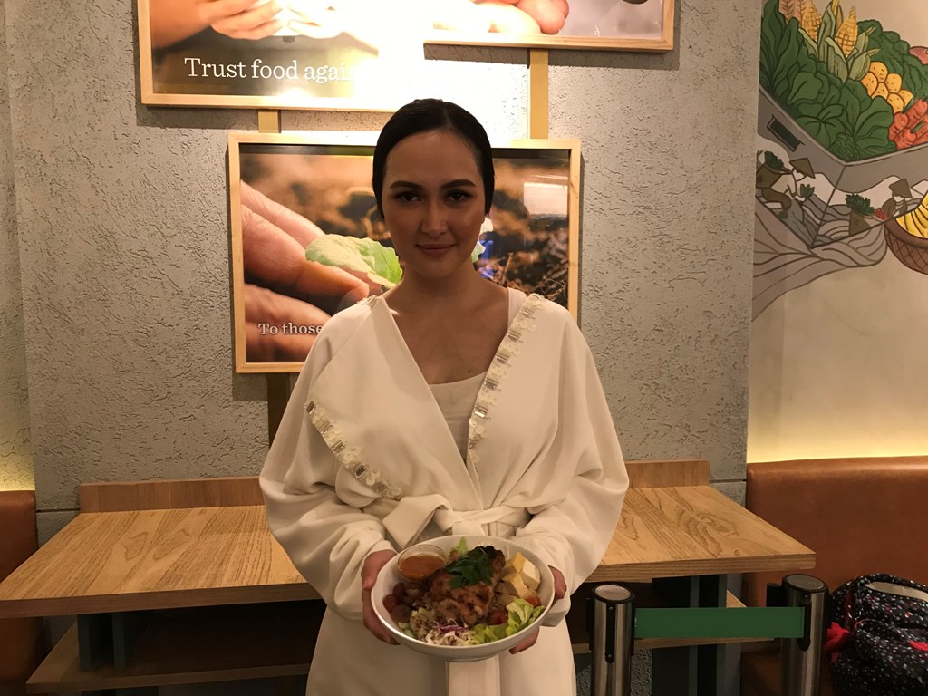 Cara Mengatasi <i>Overeating</i> saat Makan Siang