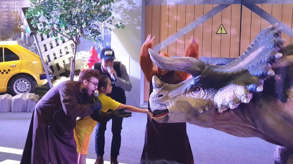 Merasakan Sensasi Berinteraksi dengan Dinosaurus