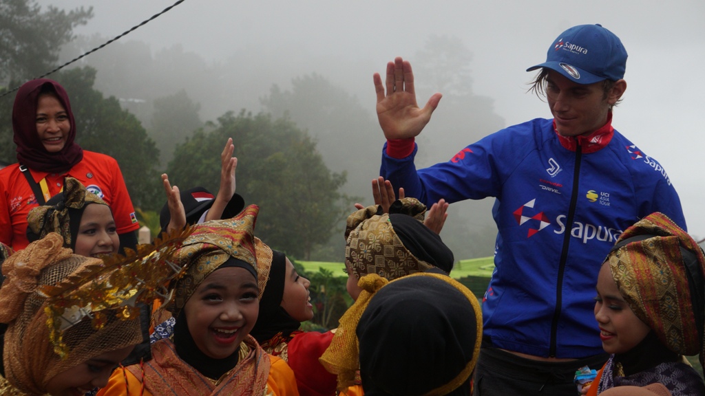Penduduk Lokal Buru Pembalap Asing TdS 2018