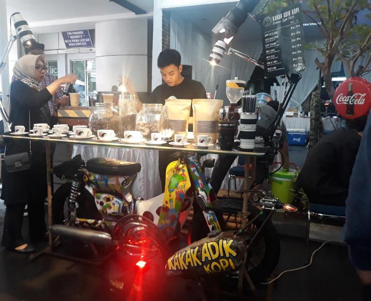 <i>Ngopi</i> Asyik Dikelilingi Barang Antik