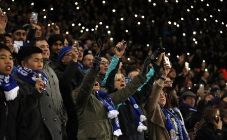 Ratusan 'Ranieri' Memenuhi Tribun saat Leicester Bungkam Liverpool