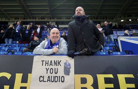 Ratusan 'Ranieri' Memenuhi Tribun saat Leicester Bungkam Liverpool