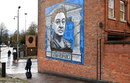 Ratusan 'Ranieri' Memenuhi Tribun saat Leicester Bungkam Liverpool