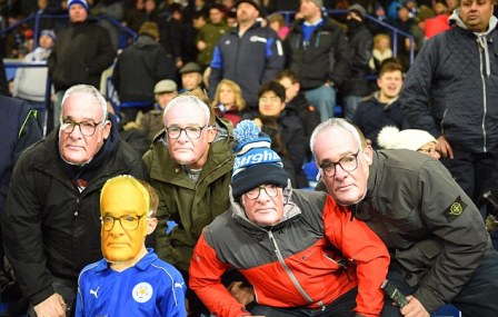 Ratusan 'Ranieri' Memenuhi Tribun saat Leicester Bungkam Liverpool