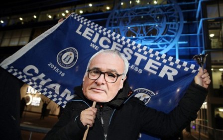 Ratusan 'Ranieri' Memenuhi Tribun saat Leicester Bungkam Liverpool
