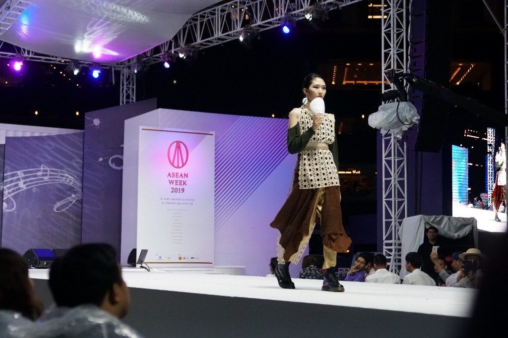 Desainer Indonesia, Lia Mustafa Curi Perhatian di ASEAN Week 2019