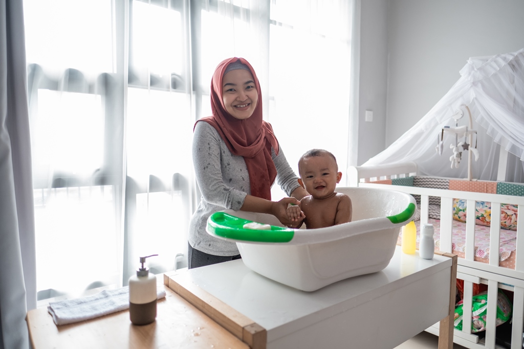 5 Hal yang Diperhatikan ketika Memandikan Bayi pada Era New Normal