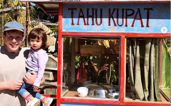 Si Bule yang Belajar Budaya Indonesia lewat Makanan