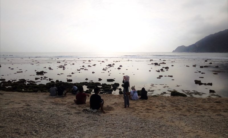 Menikmati Pesona Batuan Karang dan Andesit di Pantai Wediombo