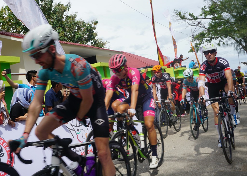 Keindahan Danau Singkarak Hiasi Etape 3 TdS 2018