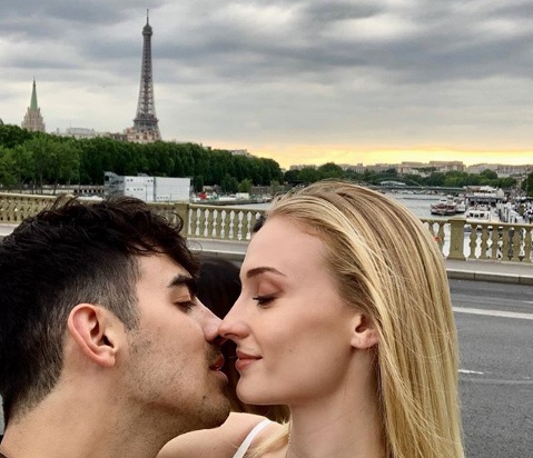 Jelang Perayaan Kedua Pernikahannya, Sophie Turner Mengenakan Gaun Sederhana