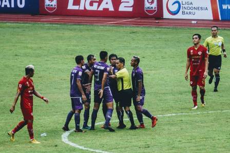 Pelatih Persita Merasa Dirugikan Suporter Sendiri