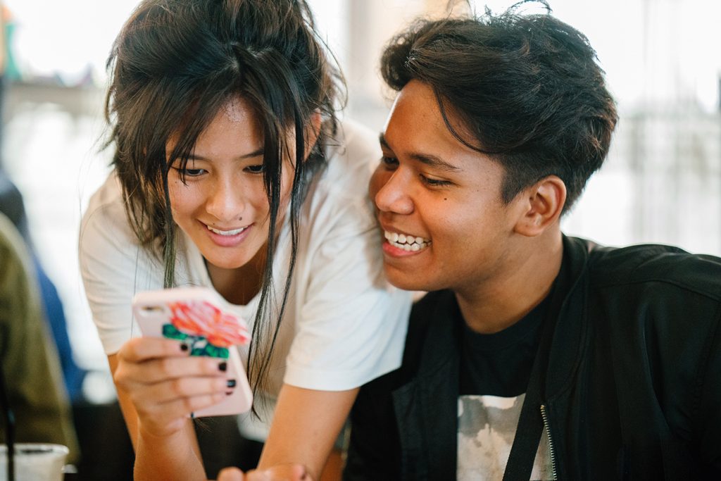 Haruskah Membagikan Kata Sandi Handphone ke Pasangan?
