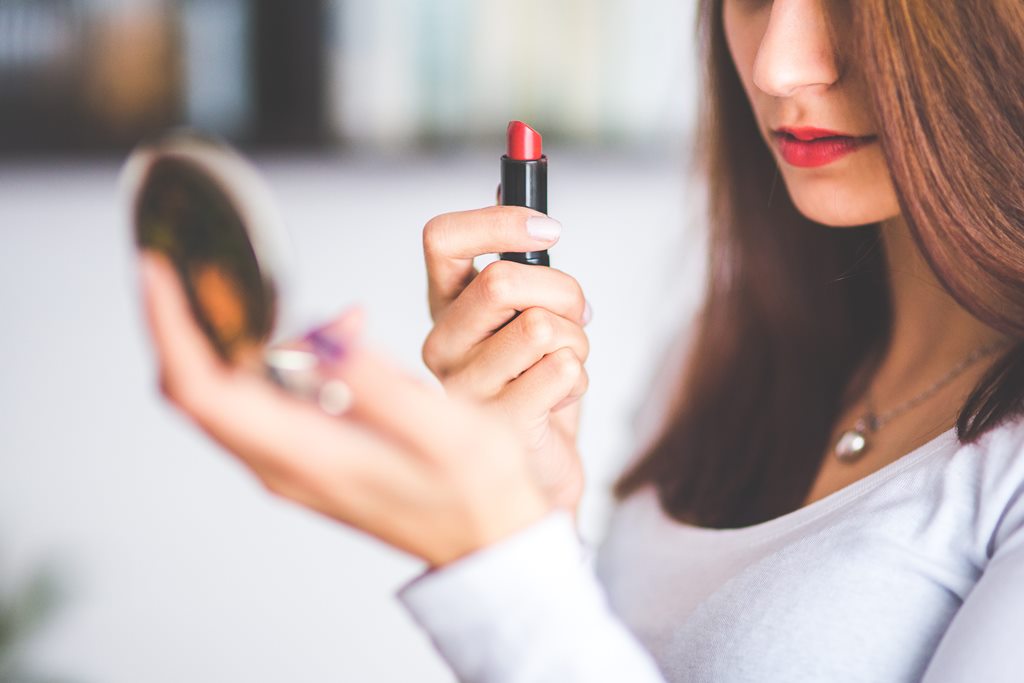 Cara Mengurangi Risiko Virus Korona Menempel di Peralatan Make Up