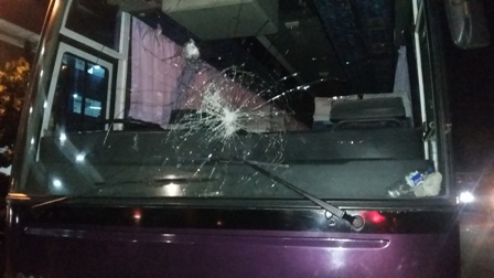<i>Semangat Pemain Surabaya Ciut Usai Dilempari Batu saat di Bus</i>