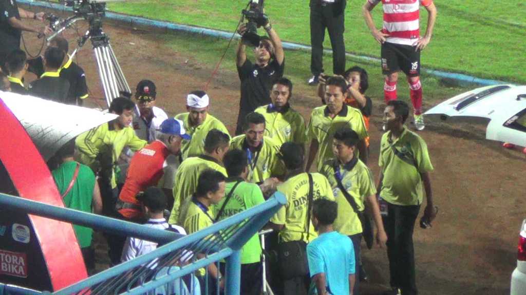 Wasit Madura vs Persiba Sesak Napas Usai Kembang Api Menyala di Stadion