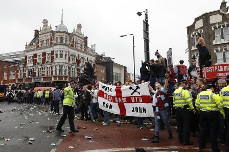 Bus MU Diserang Ribuan Fan West Ham