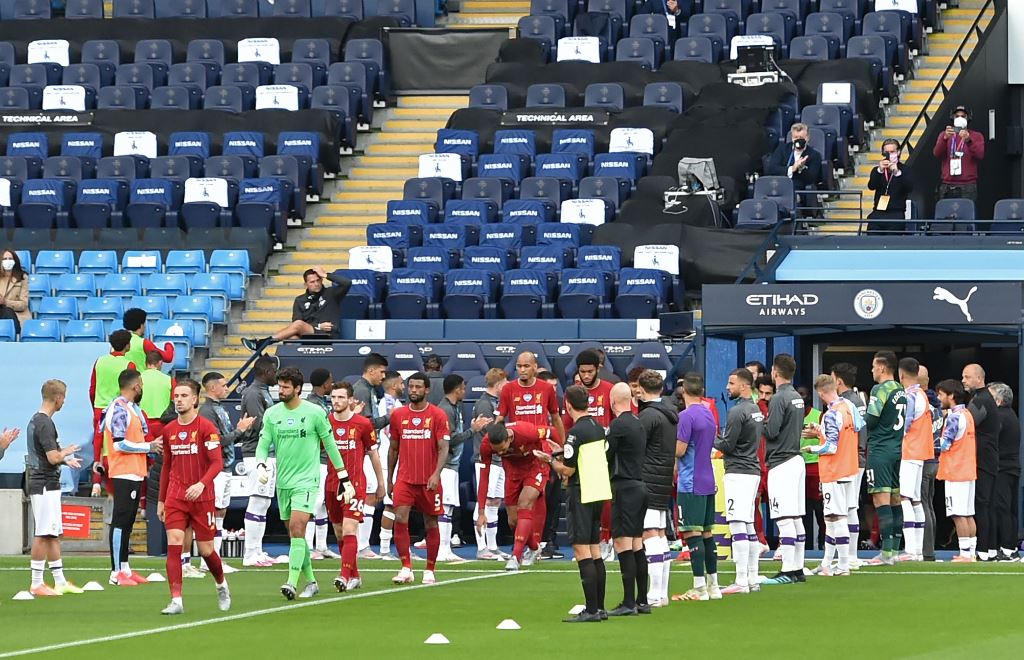 6 Potret <i>Guard of Honour</i> Man City untuk Liverpool