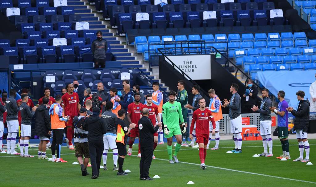 6 Potret <i>Guard of Honour</i> Man City untuk Liverpool