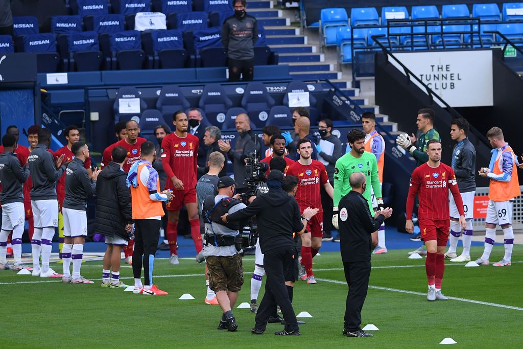 6 Potret <i>Guard of Honour</i> Man City untuk Liverpool